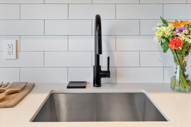 Building Photo - 398 NE 5th St