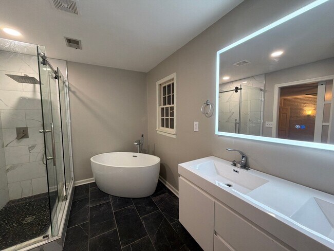 Building Photo - 4019 Piedmont Dr SE