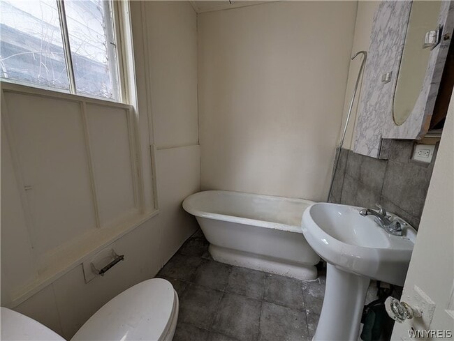 Building Photo - 616 7th St