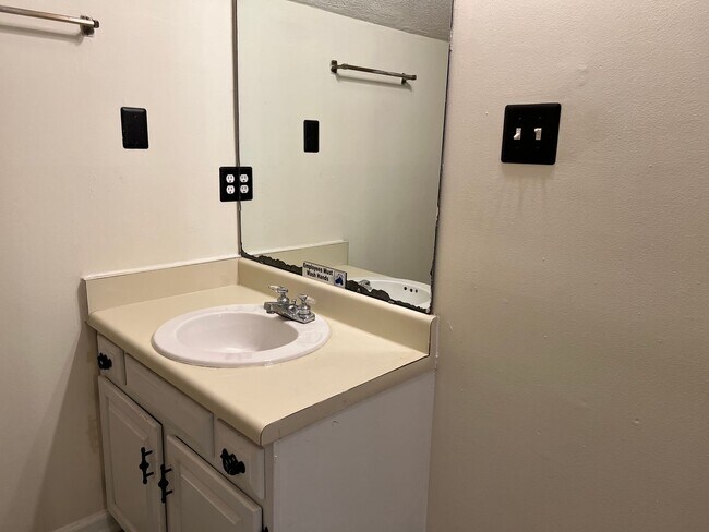 Building Photo - 4 Bed | 2 Bath Townhouse near NCSU - Stude...