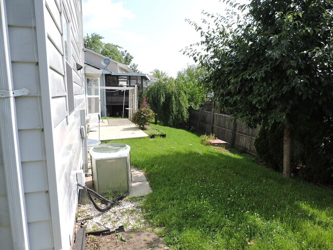 Building Photo - 407 Beechwood Dr