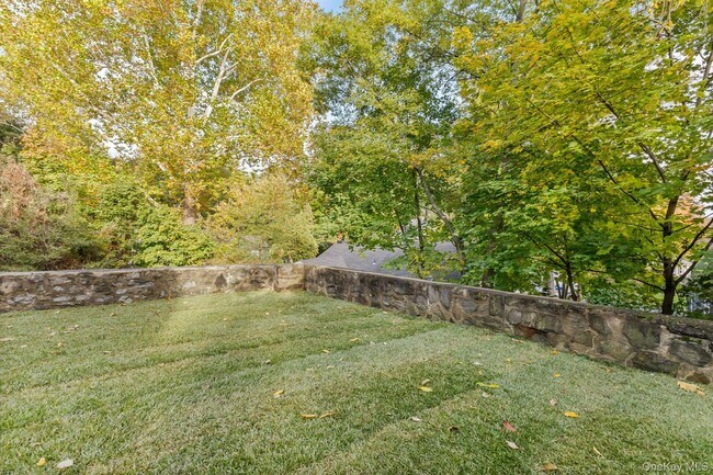 Building Photo - 202 E Garden Rd