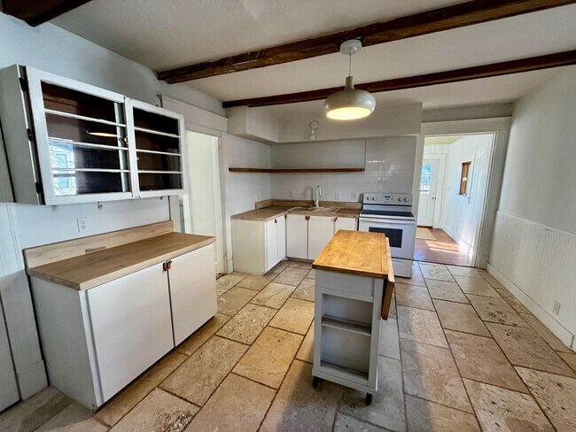 Building Photo - STUNNING BEECHMONT HOME WITH SOLAR PANELS ...