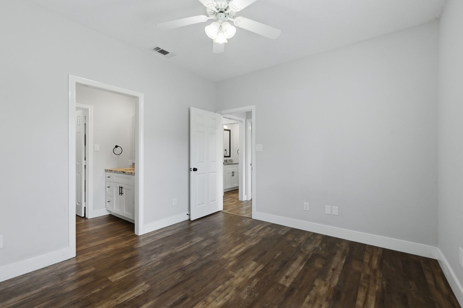 Building Photo - Remodeled 3 Bed Townhome