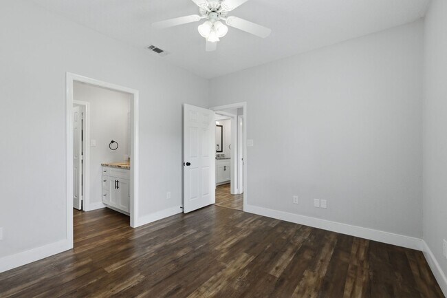 Building Photo - Remodeled 3 Bed Townhome