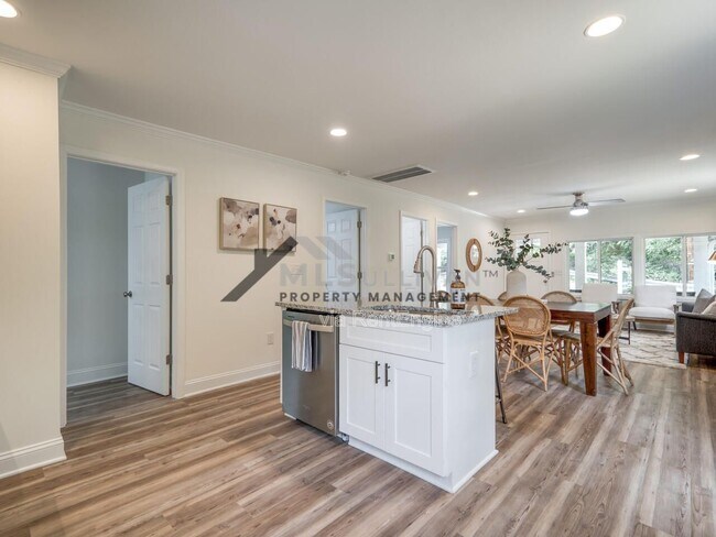 Building Photo - 1010 Cole St