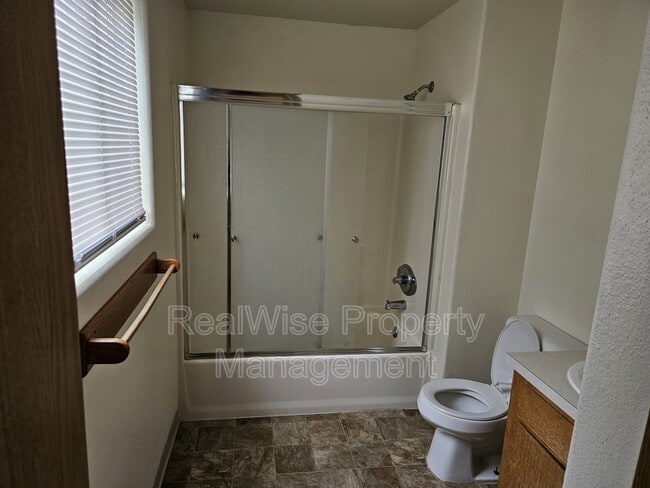 Building Photo - 6101 NE 44th Cir