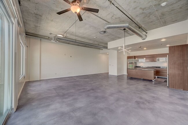 Building Photo - Modern Loft with City View
