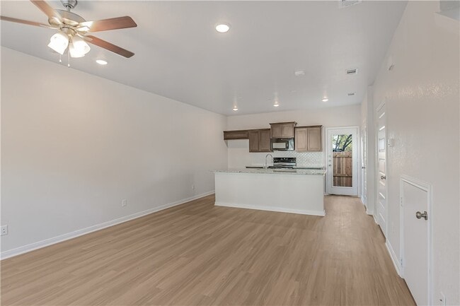 Building Photo - 601 W 24th St