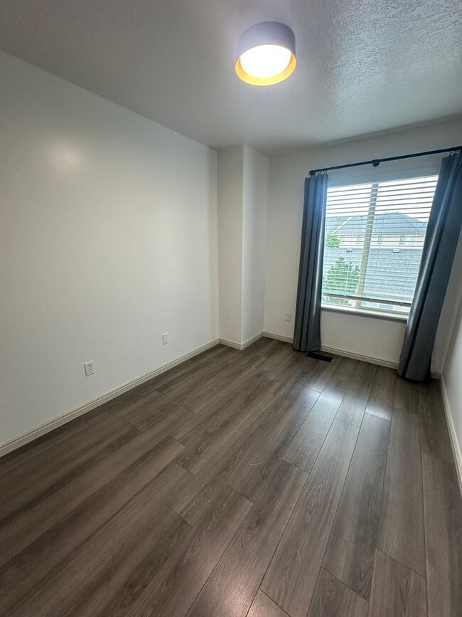 Building Photo - 3 Bed | 2.5 Bath Home in South Weber – Ready for Move-In!