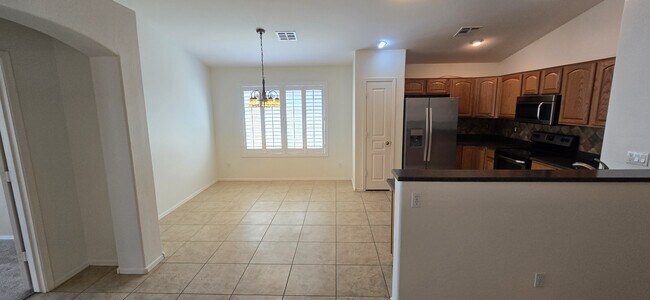 Building Photo - 1241 E Elm Rd