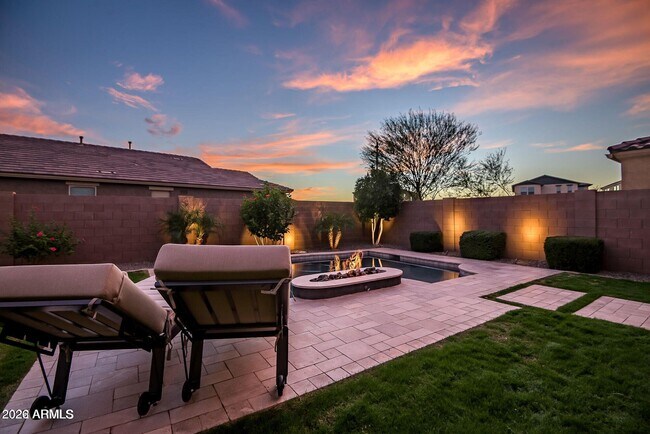 Building Photo - 517 E Balao Dr