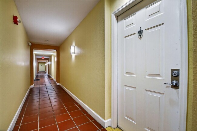 Building Photo - 630 S Sapodilla Ave