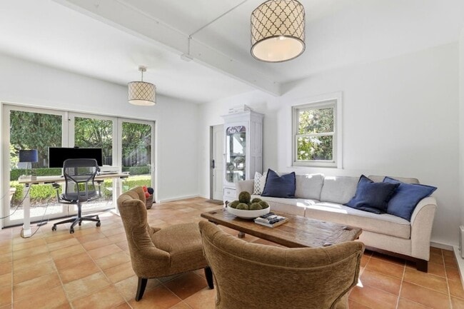 Building Photo - 566 E Crescent Dr