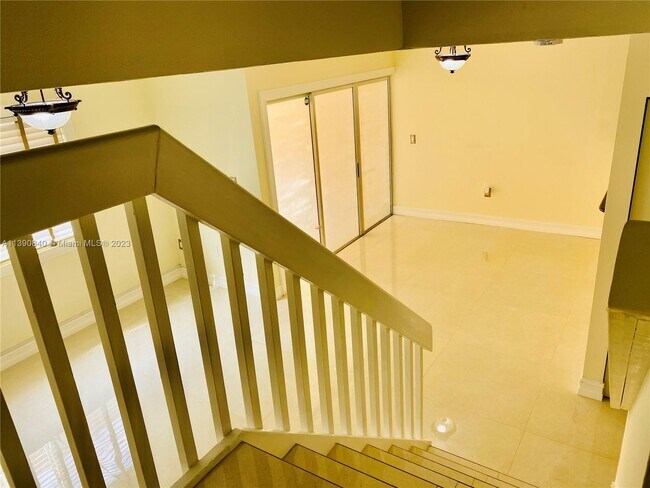 Building Photo - 6225 SW Kendale Lakes Cir