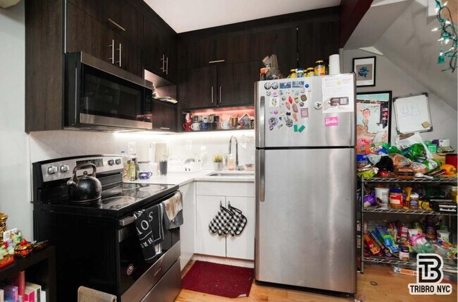 Building Photo - 3 bedroom in BROOKLYN NY 11233