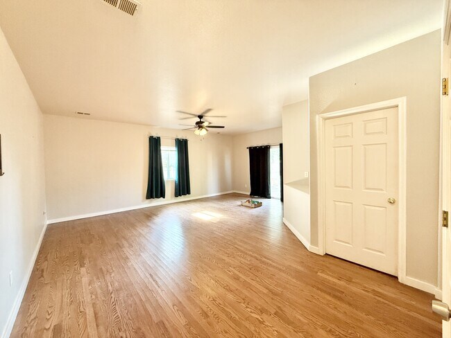 Building Photo - 3325 Crazy Horse Dr