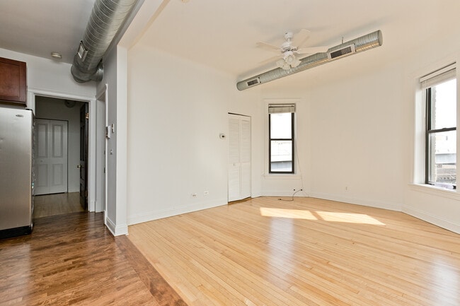 Building Photo - 1014 W Roscoe St