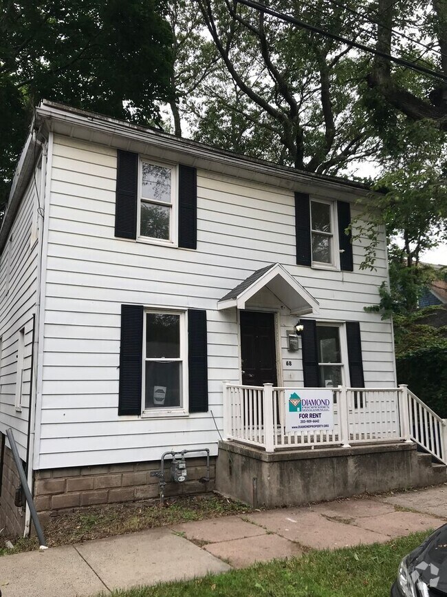 Building Photo - Single Family Home 4 Bed 2 Full Baths