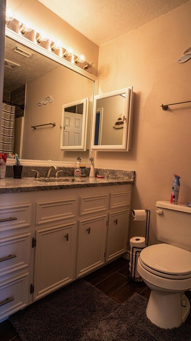 Building Photo - 13209 Bluff View Dr