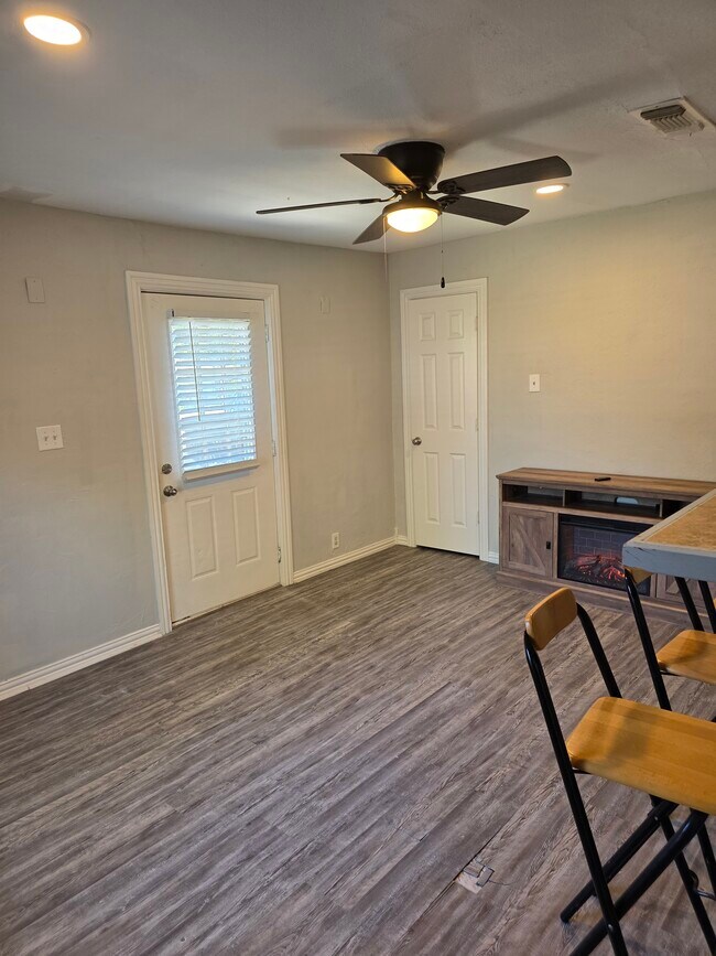 Building Photo - 204 San Angelo Ave