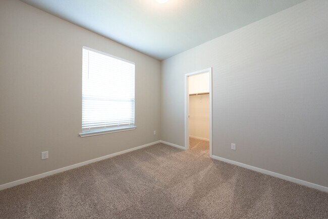 Building Photo - Spacious 4 Bedroom Home in South Temple – ...