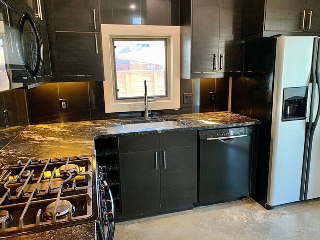 Building Photo - Modern 3 bedroom home in East Austin