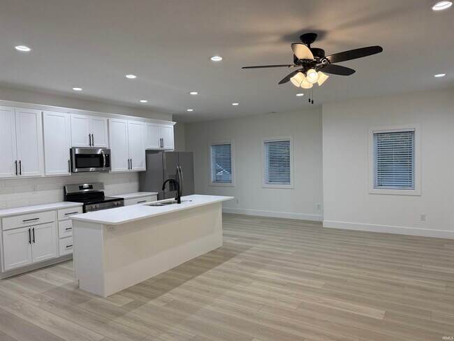 Building Photo - 371 W Country Club Dr