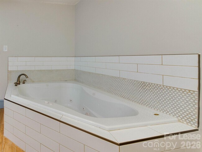 Building Photo - 3921 Sheffield Dr