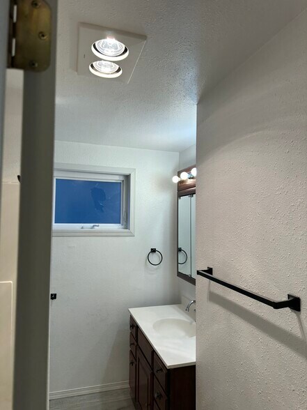 Building Photo - 1160 Park Ave