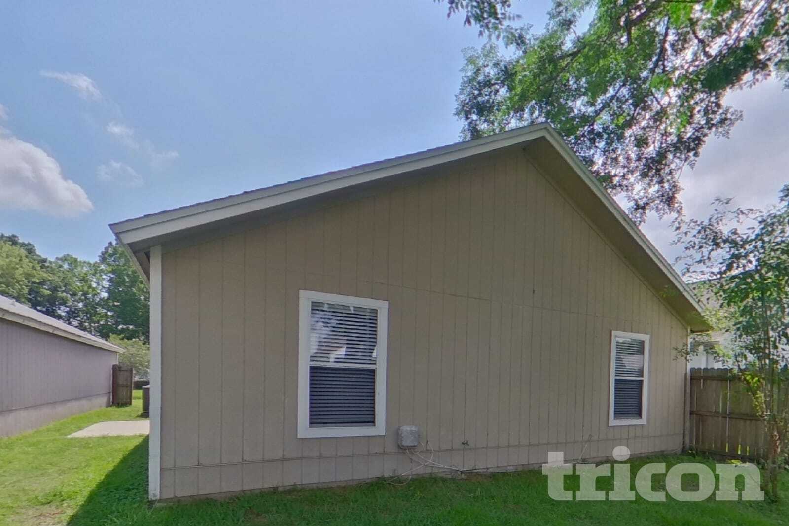 Building Photo - 1854 MacKenzie Ct N