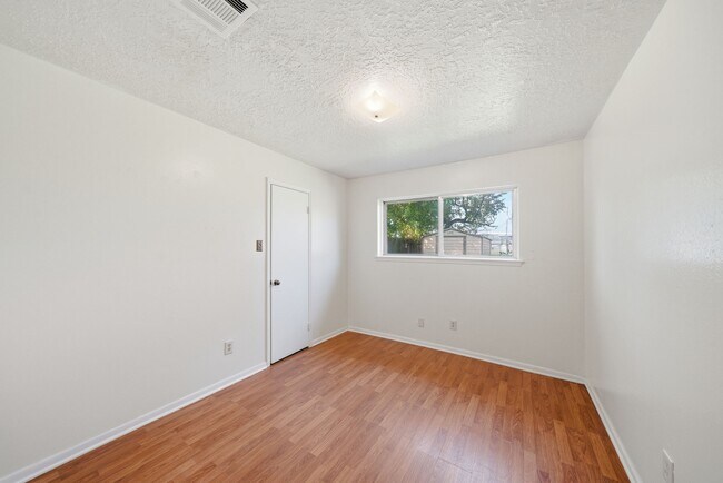 Building Photo - 122 White Cedar St