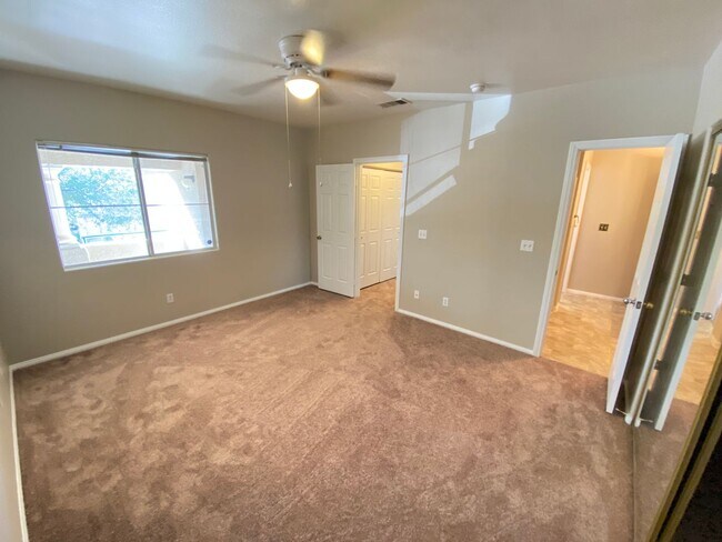 Building Photo - Charming 2 Bed/2Bath Condo nestled in this beautiful Green Valley Community. Make the Move for Le...