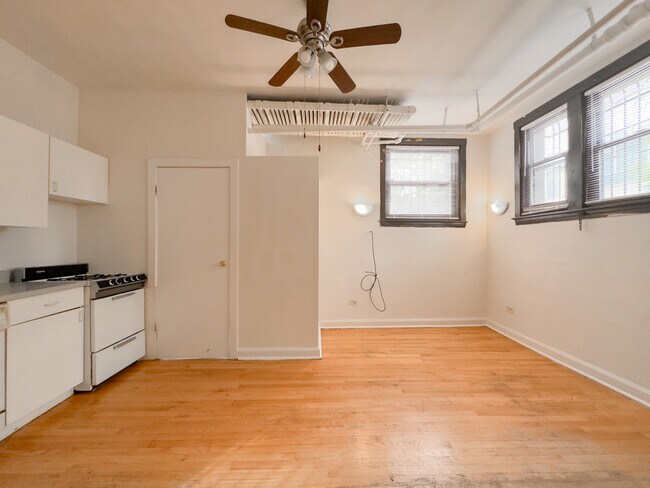 Building Photo - 821 W Waveland Ave