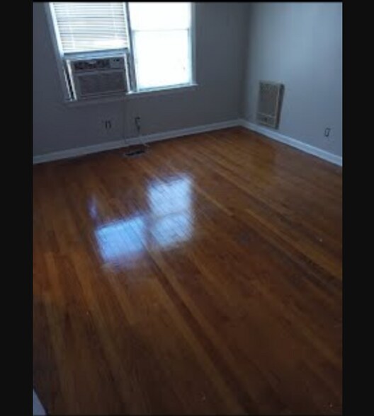 Building Photo - 654 Maple St