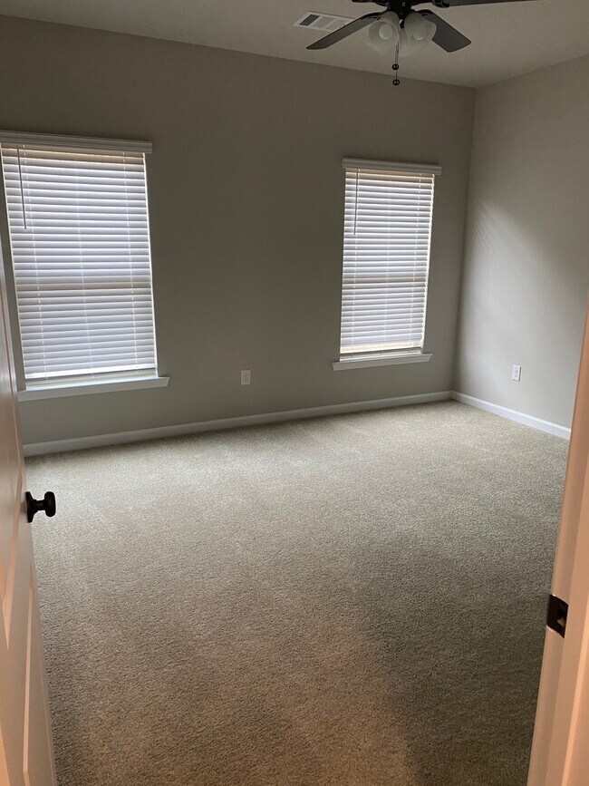 Building Photo - 39060 Fairfields Dr