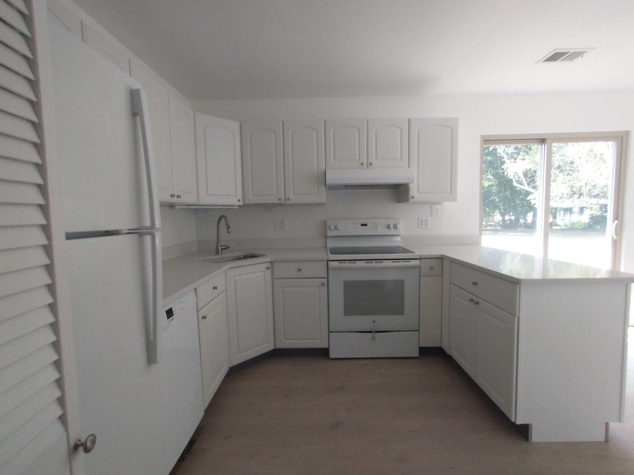 Kitchen - 211 Ash Ln