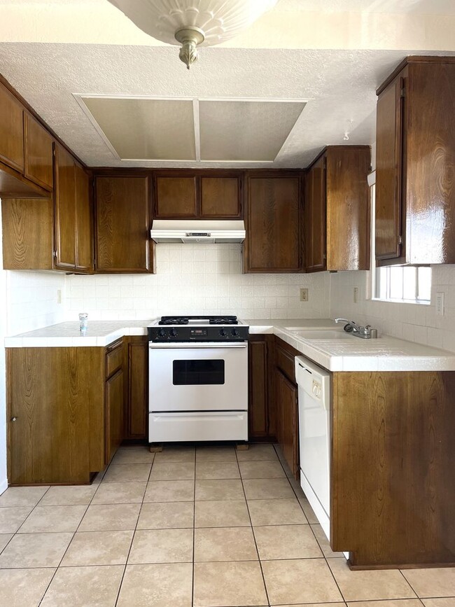 Building Photo - 1042 W 9th St