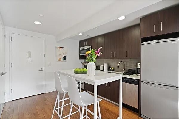 Building Photo - 260 W 26th St