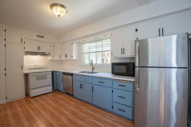 Building Photo - 2 Bed Home in the Heart of Whitefish Bay
