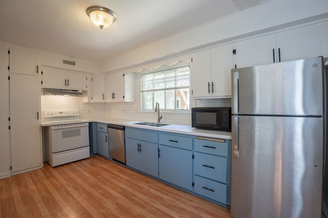 Building Photo - 3 Bed Home in the Heart of Whitefish Bay