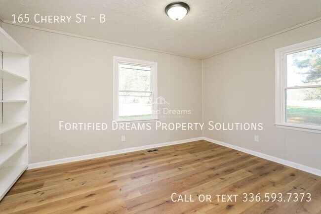 Building Photo - 165 Cherry Dr