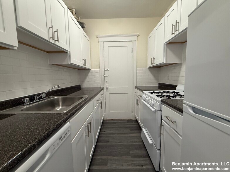 Building Photo - 165 Park Dr