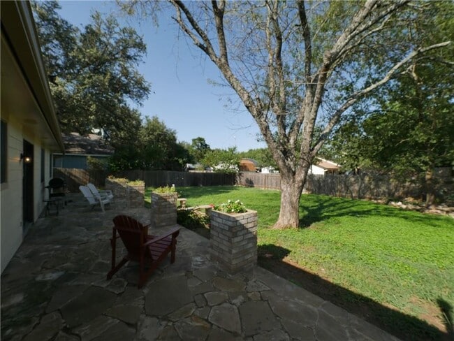 Building Photo - 800 Live Oak Dr