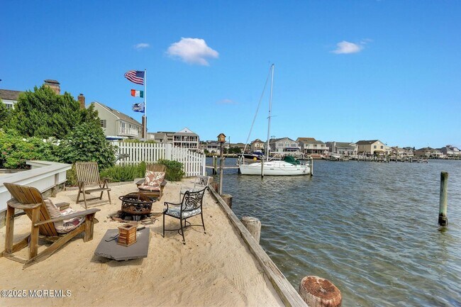 Building Photo - 323 Cove Dr