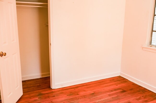 Building Photo - 2BR Cozy Ensley Home