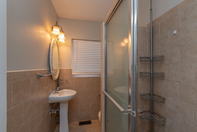 Building Photo - 2 bed/1 bath apartment for rent in Summerville, in-unit washer & dryer!