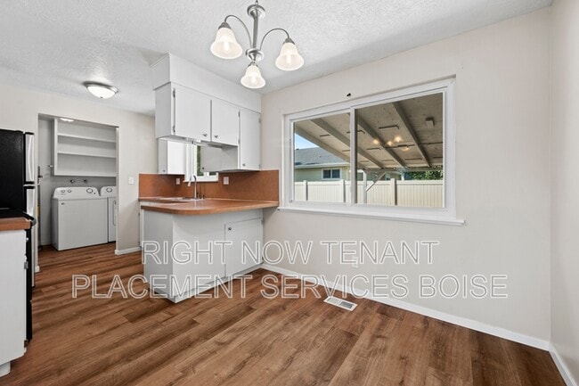 Building Photo - 306 W Maple Ave
