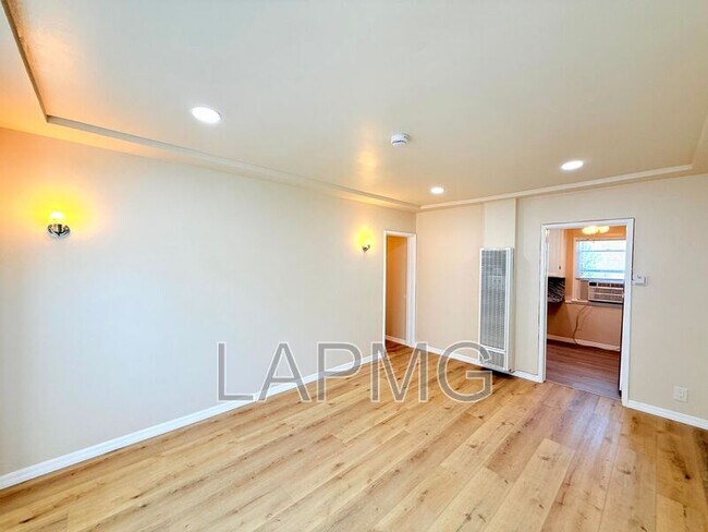Building Photo - 1535 S Fairfax Ave