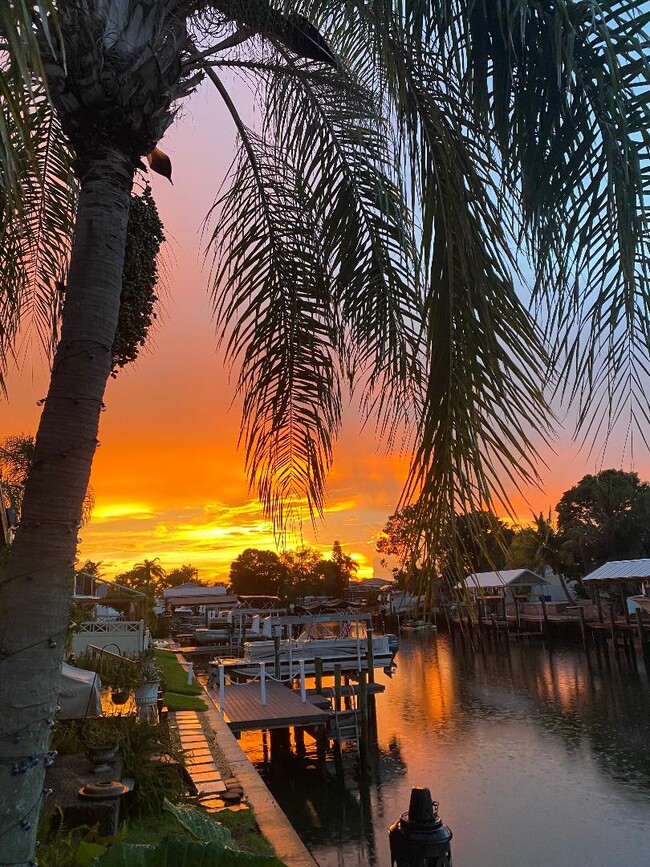 Building Photo - 8733 Bay Pointe Dr